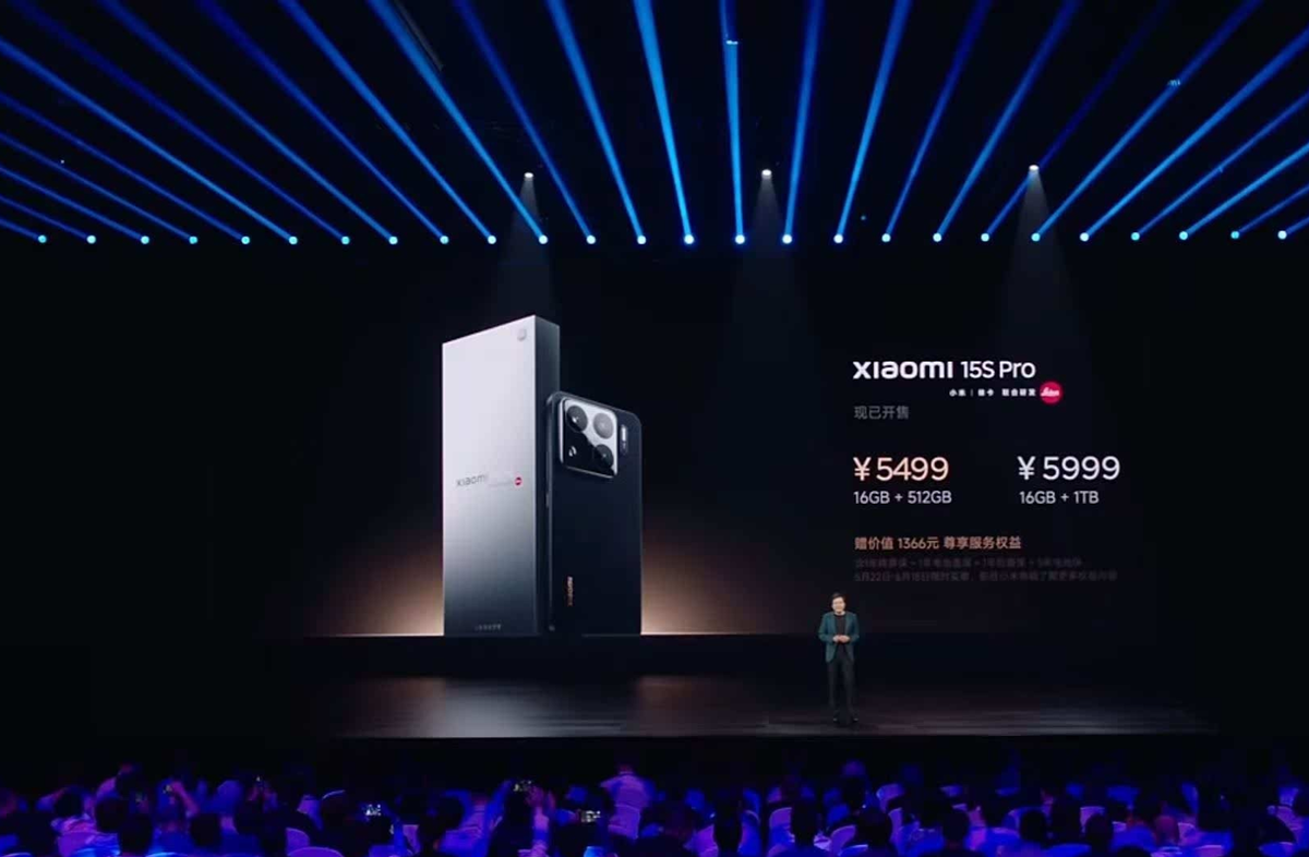 Одновременно прошла презентация смартфона Xiaomi 15S Pro