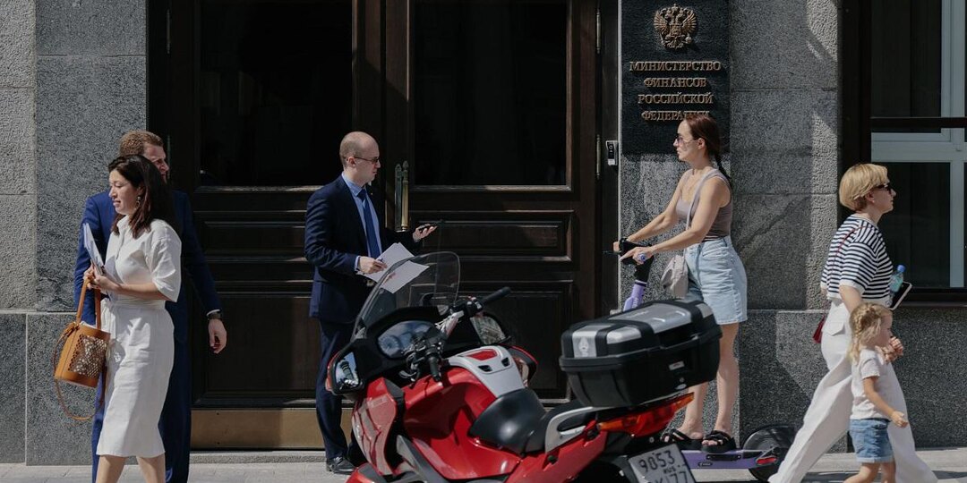 Минфин пояснил применение налога 13% и 15% к доходам по программе долгосрочных сбережений