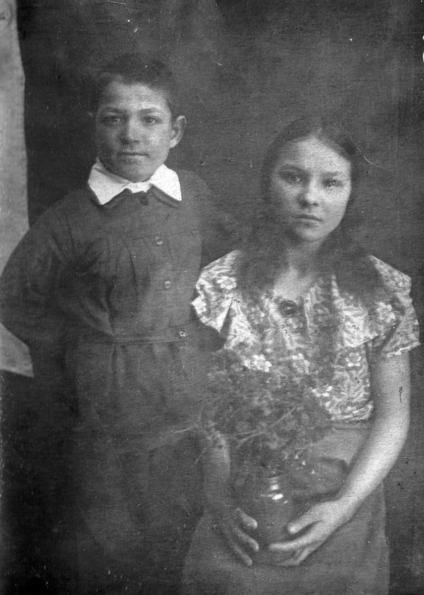 Фото из семейного архива: Александр Михайлович с сестрой Марией. 02 марта 1942 год.