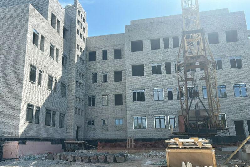    На строительстве новой поликлиники (фото: в пресс-служба администрации Волгоградской области)