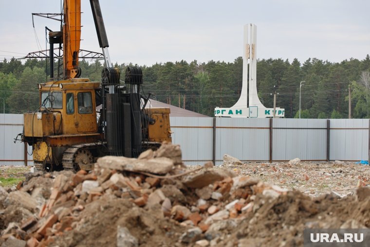 Один из участков уже огородили забором и загнали технику для забивки свай. Фото: Екатерина Сычкова © URA.RU