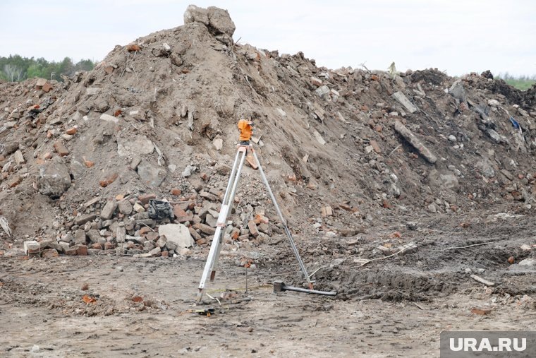 Рабочие делают замеры. Фото: Екатерина Сычкова © URA.RU