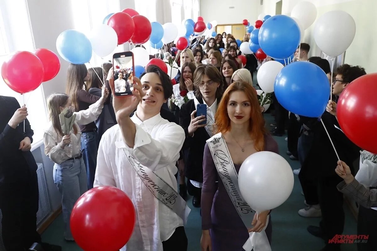    В Ростовской области последние звонки перенесли в помещения