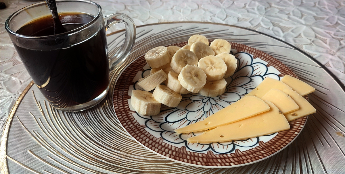 Завтрак был снова лёгкий. Кофе, банан, сыр. Без хлеба. Хлеб я ем редко. 