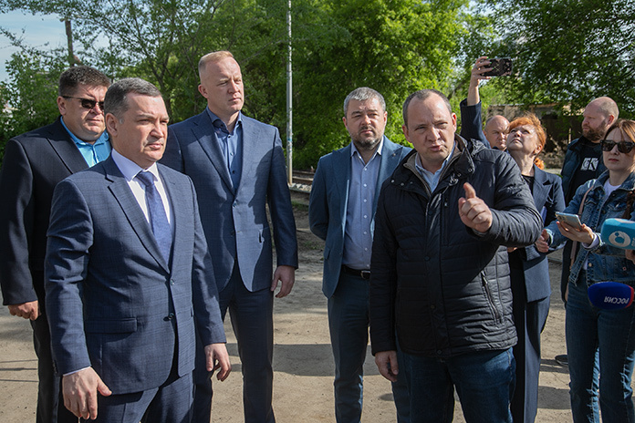    Мэр Новосибирска Максим Кудрявцев лично проконтролировал ход капитального ремонта трамвайного пути на ул. Связистов. Фото Михаила Перикова