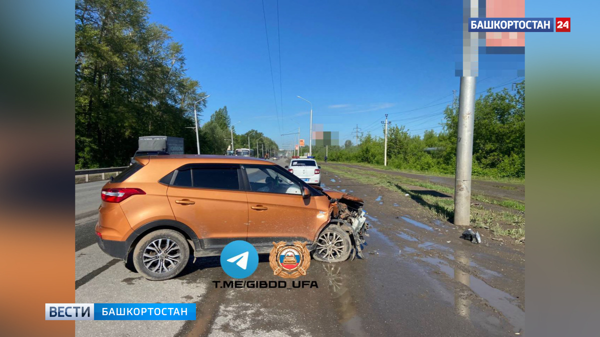    В Уфе на улице Сельской Богородской водитель иномарки врезался в электроопору