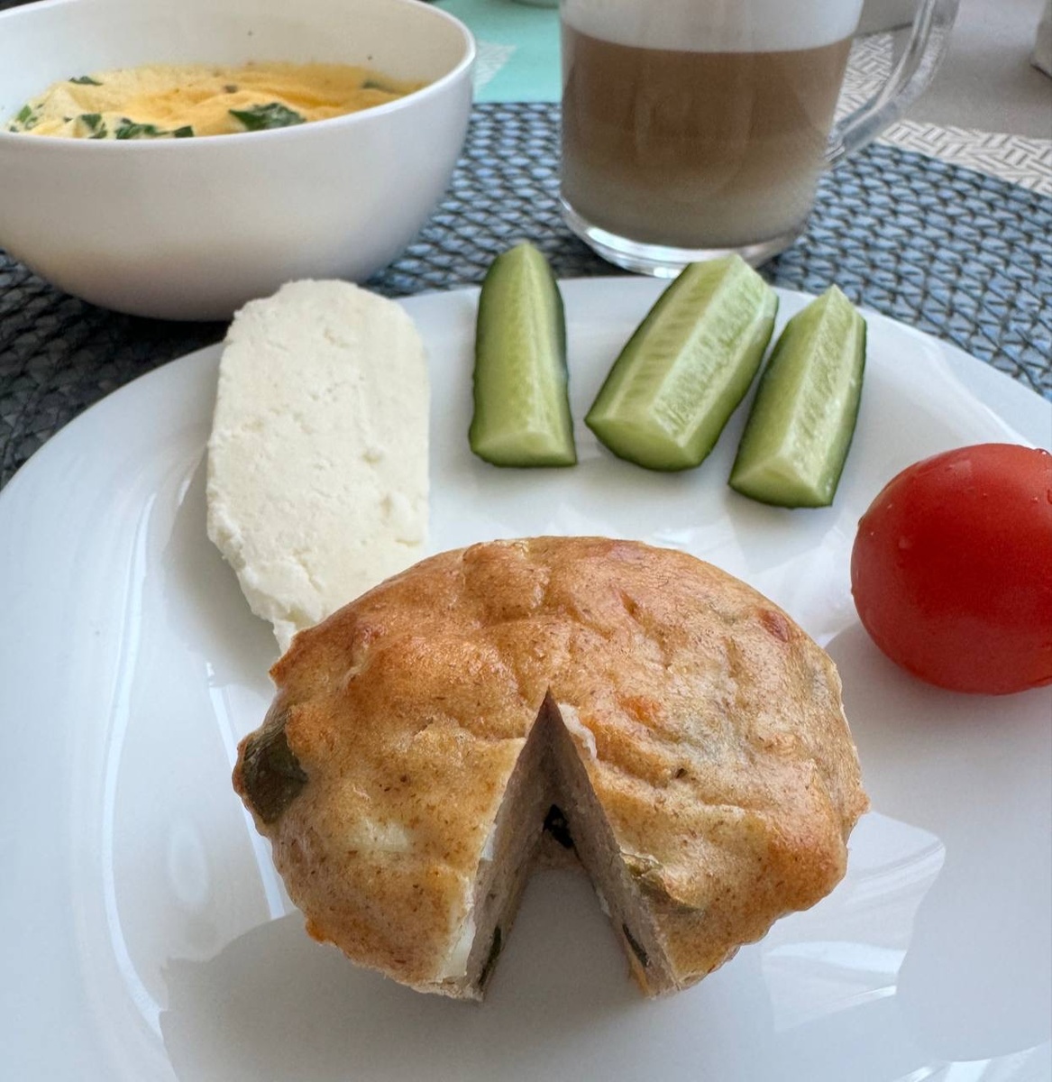 Мой вариант подачи: с Адыгейским сыром, огурцами и помидорами черри