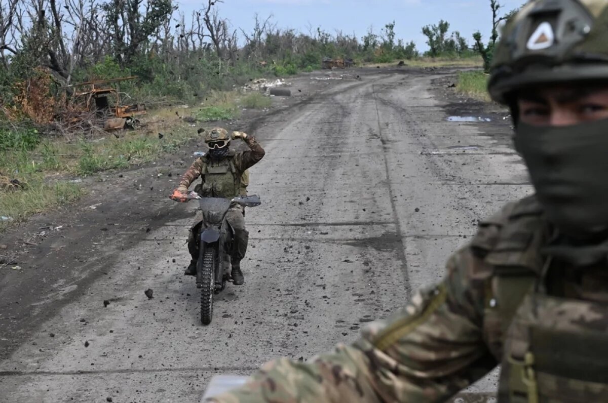    Бойцы прорвались к позициям противника на мотоциклах, ошеломив его внезапностью появления.