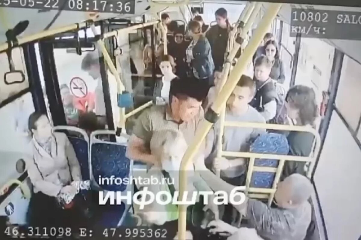    В Астрахани пассажир напал на кондуктора и угрожал выбросить её из автобуса