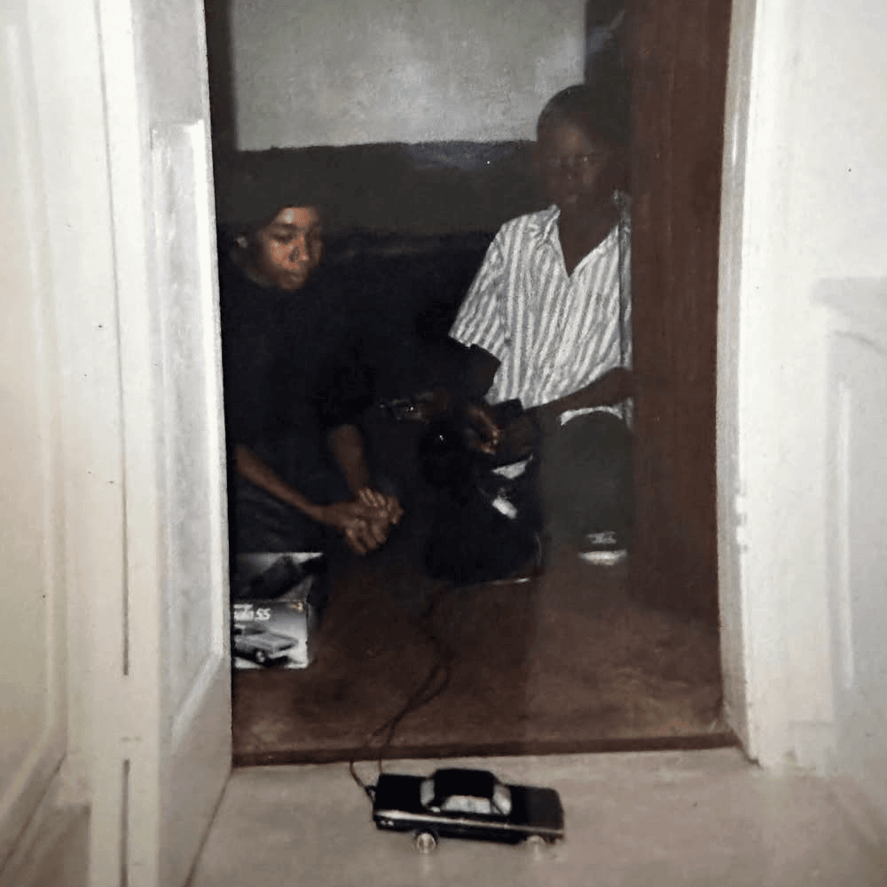 Кендрик Ламар и Pat Dogg, играющие с машинкой GNX.