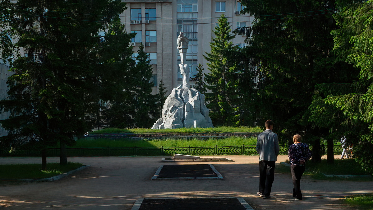 Сквер Героев Революции. Новосибирск. Фотография - www.openmainphoto.ru