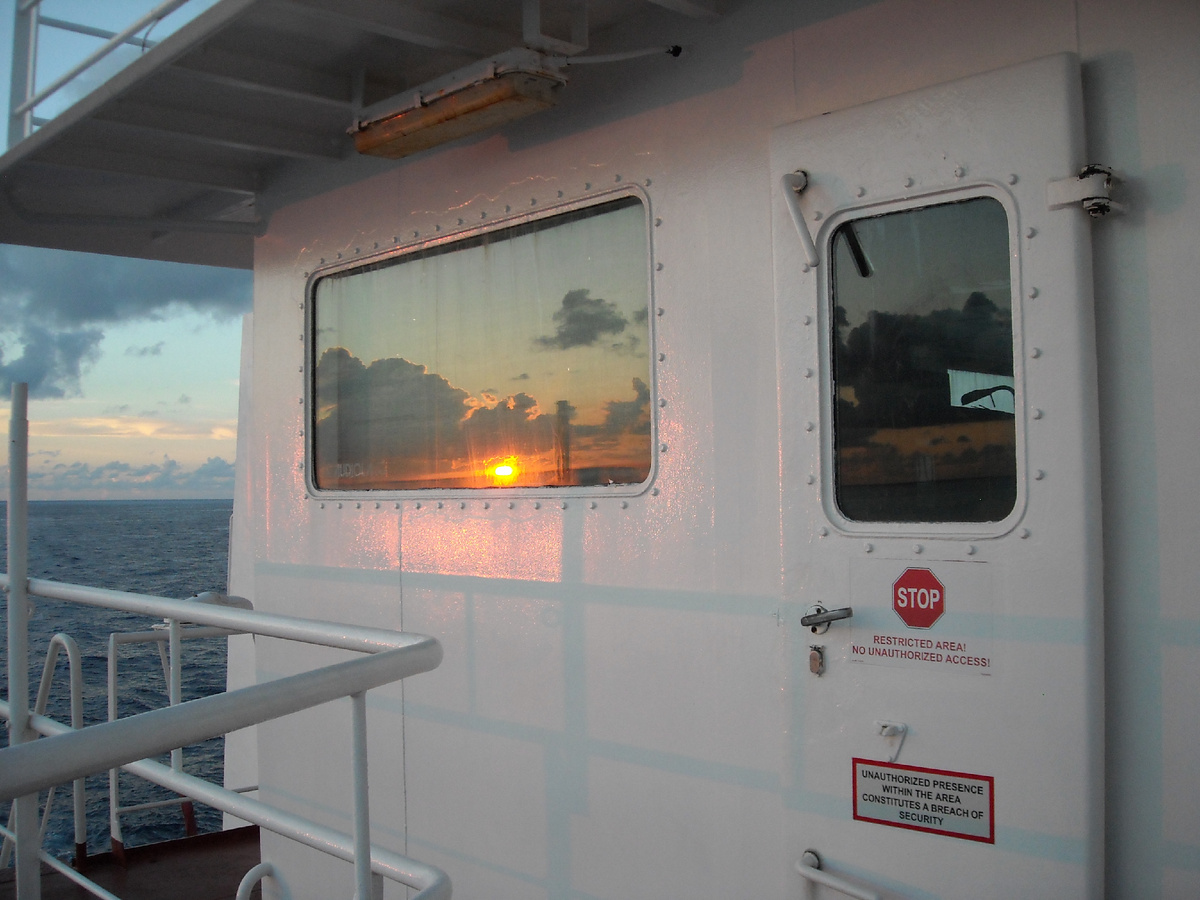 Такое отражение в иллюминаторе. Как картина Айвазовского.