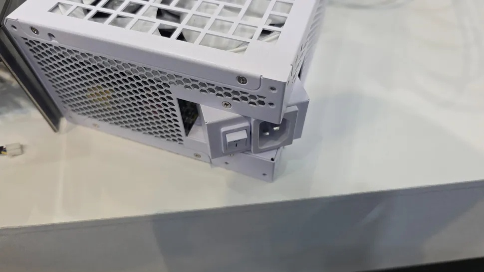    Lian Li анонсировала эргономичный блок питания с поворотной «розеткой»