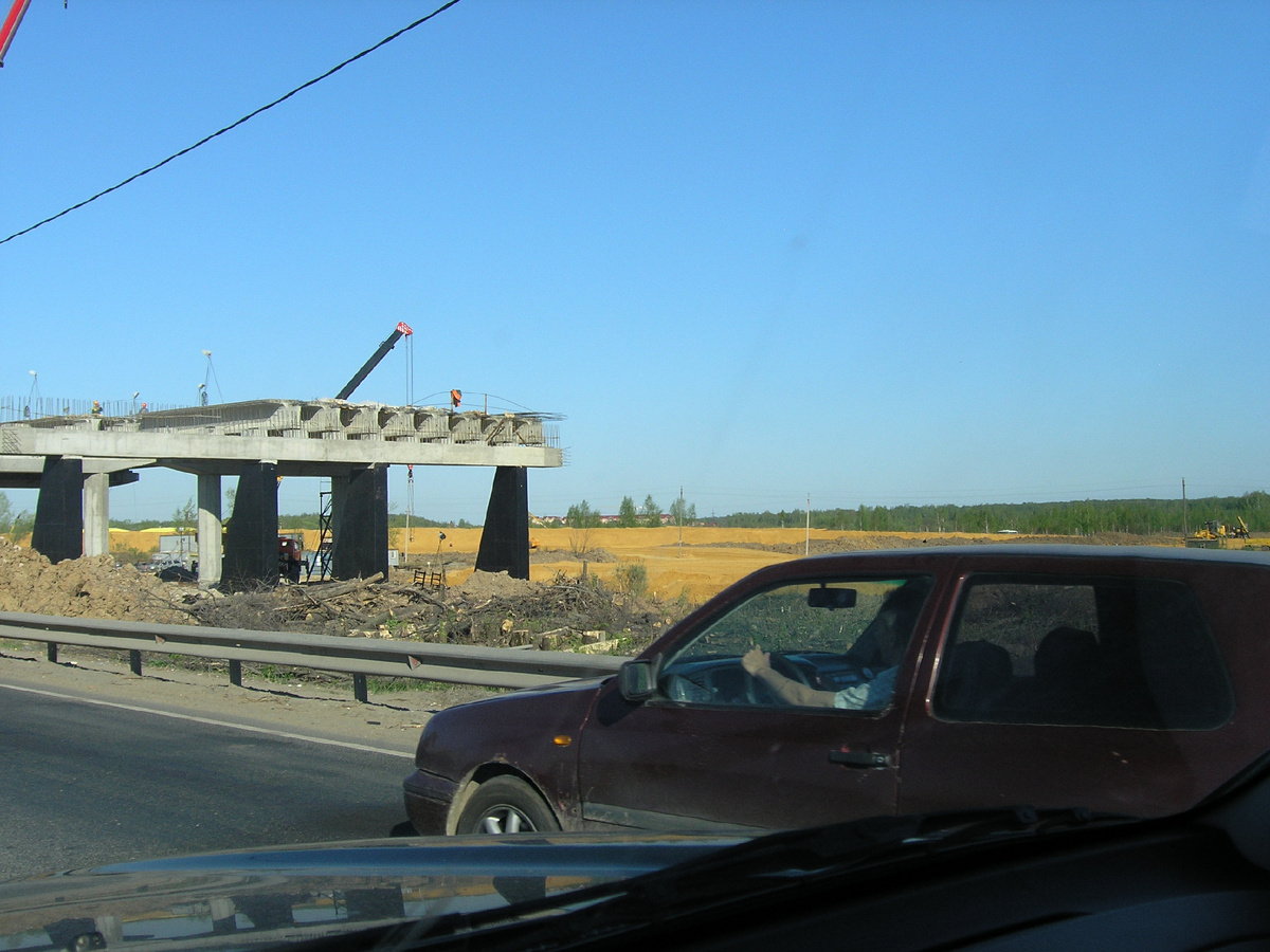 Фрагмент путепровода малого бетонного кольца через м 5 враоне Бронниц. 