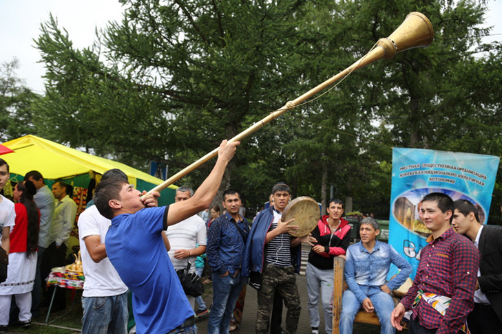    Иностранцам советуют находить друзей среди местных жителей. Фото Аркадия Уварова из архива VN.ru