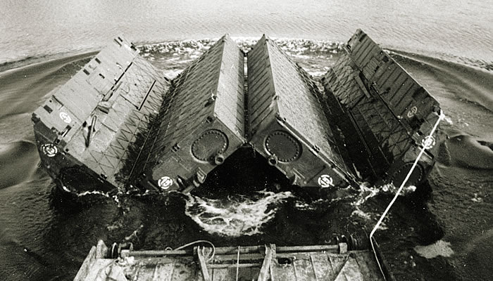 Понтонный блок ПМП раскладывается после сброса с автомобиля