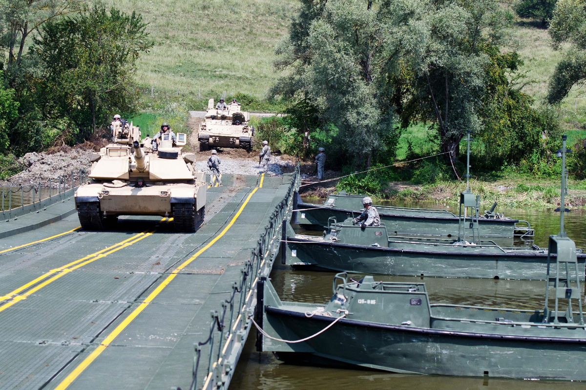 Переправа техники через водную преграду с помощью Ribbon Bridge