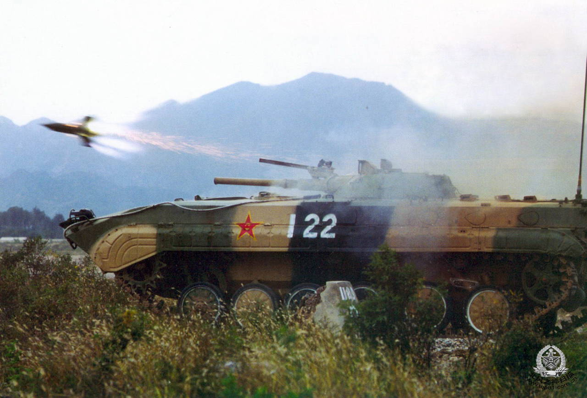 Type 86 во время пуска ракеты ПТРК «Малютка»