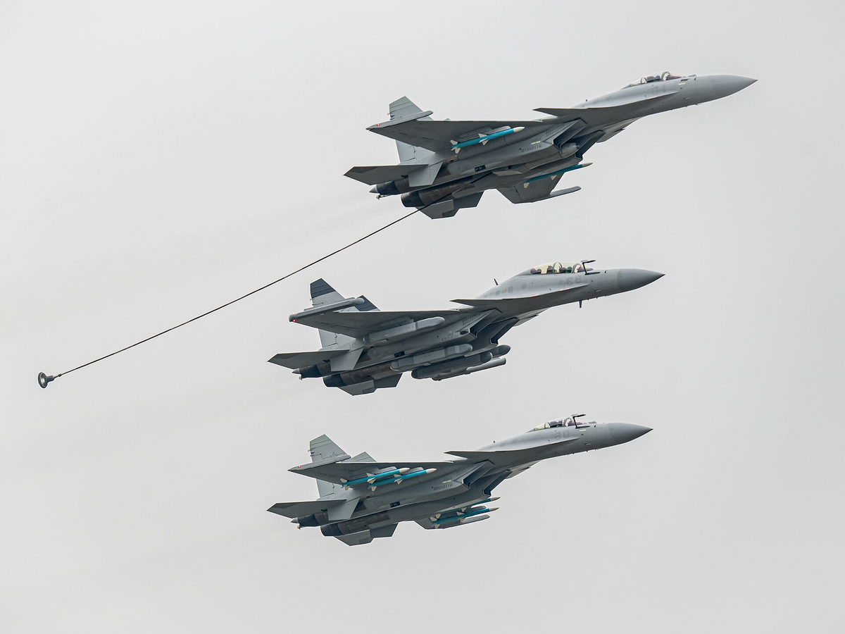 J-15 и J-15D на авиашоу. На верхнем самолете установлен подвесной агрегат заправки. А J-15D несет сразу шесть контейнеров с системами РЭБ.