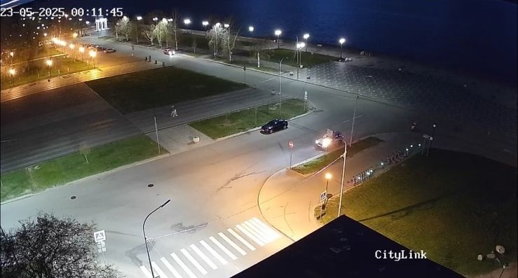    Скандальный фургон переехал с центра набережной ПетрозаводскаЧитатель "Фактор Новости"