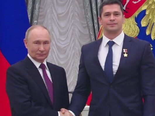    Владимир Путин вручил космонавту Николаю Чубу Звезду Героя России // фото: скриншот видео kremlin.ru