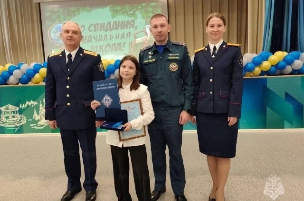    Награду вручили представители МЧС России и Следственного комитета по Югре.