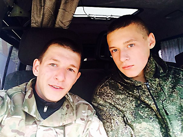 Андрей с другом на Донбассе