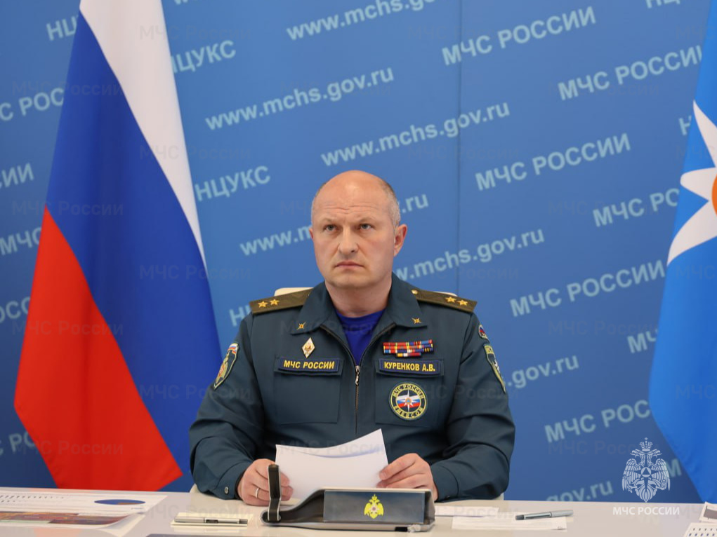 Глава МЧС России Александр Куренков принял участие в совещании с членами Правительства под руководством Президента страны Владимира Путина в формате видеоконференции.

«С начала года на территории Российской Федерации возникло почти 2,5 тысячи очагов лесных пожаров, что сопоставимо с прошлогодними показателями. Однако площадь пожаров составляет около 2 миллионов гектаров, что в 2,5 раза выше значений за аналогичный период 2024 года», - отметил Александр Куренков.

Наиболее сложная обстановка складывается в Забайкальском крае. С начала года в регионе зарегистрировано 487 очагов лесных пожаров на общей площади 1,5 миллиона гектаров. Подразделения в регионе были своевременно усилены аэромобильными группировками Амурского спасательного центра, Главного управления МЧС Росси по Хабаровскому краю и Сибирской пожарно-спасательной академии. Также для защиты населенных пунктов и объектов экономики на дежурство в Читу перебазированы воздушные суда МЧС России: вертолеты Ми-8 с водосливными устройствами и самолеты Ил-76 и Бе-200.

«На сегодняшний день на территории субъекта действуют 39 очагов лесных пожаров на общей площади почти 750 тысяч гектаров, из которых 9 – локализованы. В 5-километровой зоне от населенных пунктов действуют 8 очагов лесных пожаров, из них один – локализован», - уточнил глава МЧС России.

В Бурятии с начала года зарегистрировано 207 очагов лесных пожаров на общей площади 170 тысяч гектаров. МЧС России своевременно была усилена группировка сил. Так, уже с 10 мая приступил к работе в регионе вертолет Ми-8 с водосливным устройством.

«На сегодняшний день на территории республики действуют 20 очагов лесных пожаров на общей площади свыше 12 тысяч гектаров. В 5-километровой зоне от населенных пунктов действуют 4 лесных пожара на площади почти 2 тысячи гектаров», - сказал Александр Куренков.

С начала пожароопасного сезона в Забайкальском крае и Республике Бурятия огонь от лесных пожаров 65 раз приближался на опасное расстояние к населенным пунктам. Вчера в Чити