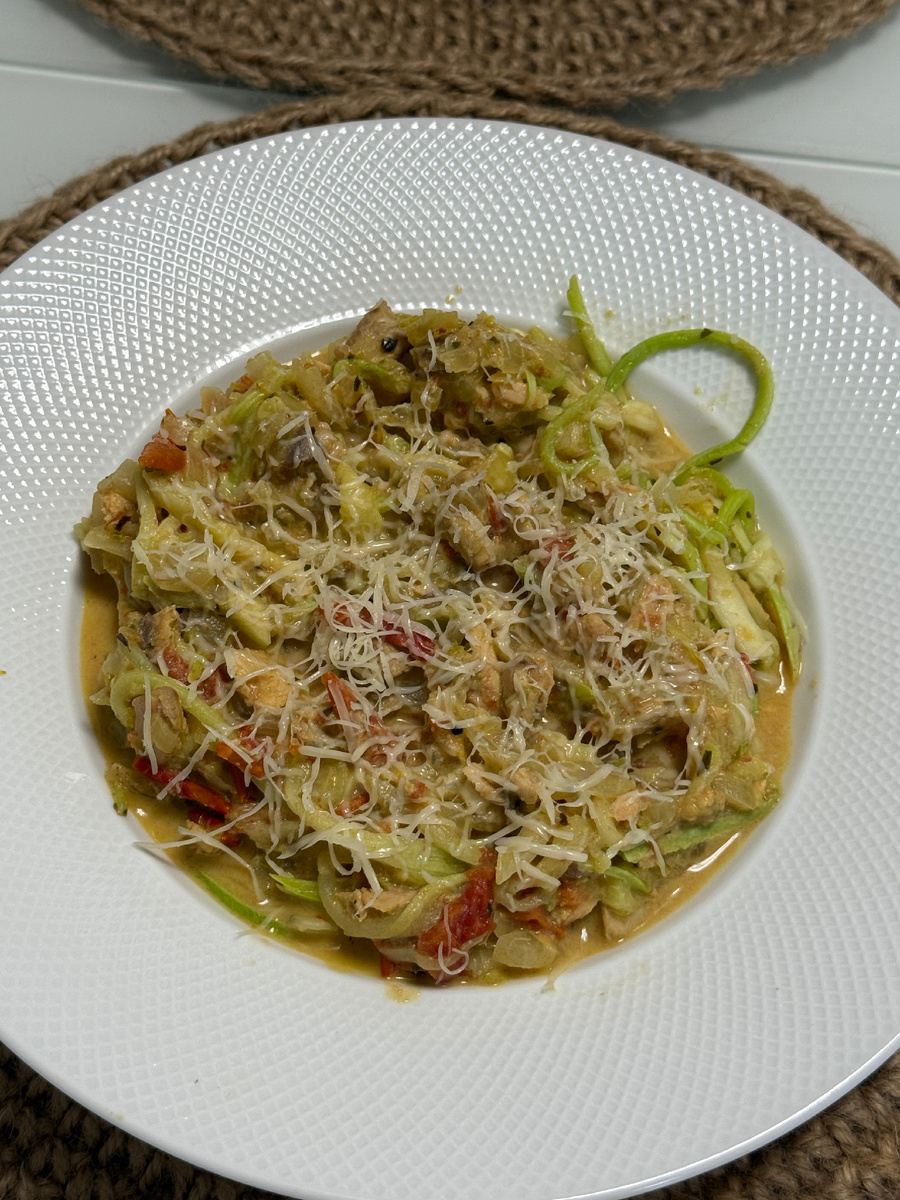 Спагетти из кабачка с горбушей 