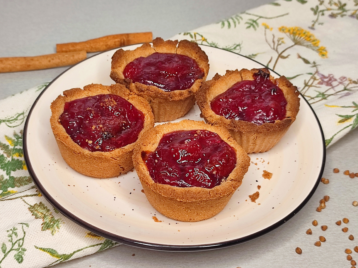 Выпечка была вкусная, но распределить тесто из только гречневый муки по высоким формам было довольно сложно. Несмотря на кривизну, десерт съели моментально и требовали повтор. Пришлось совершенствовать  рецепт и мои умения)