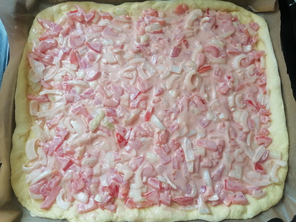 Тонко раскатали тесто и нанесли начинку 