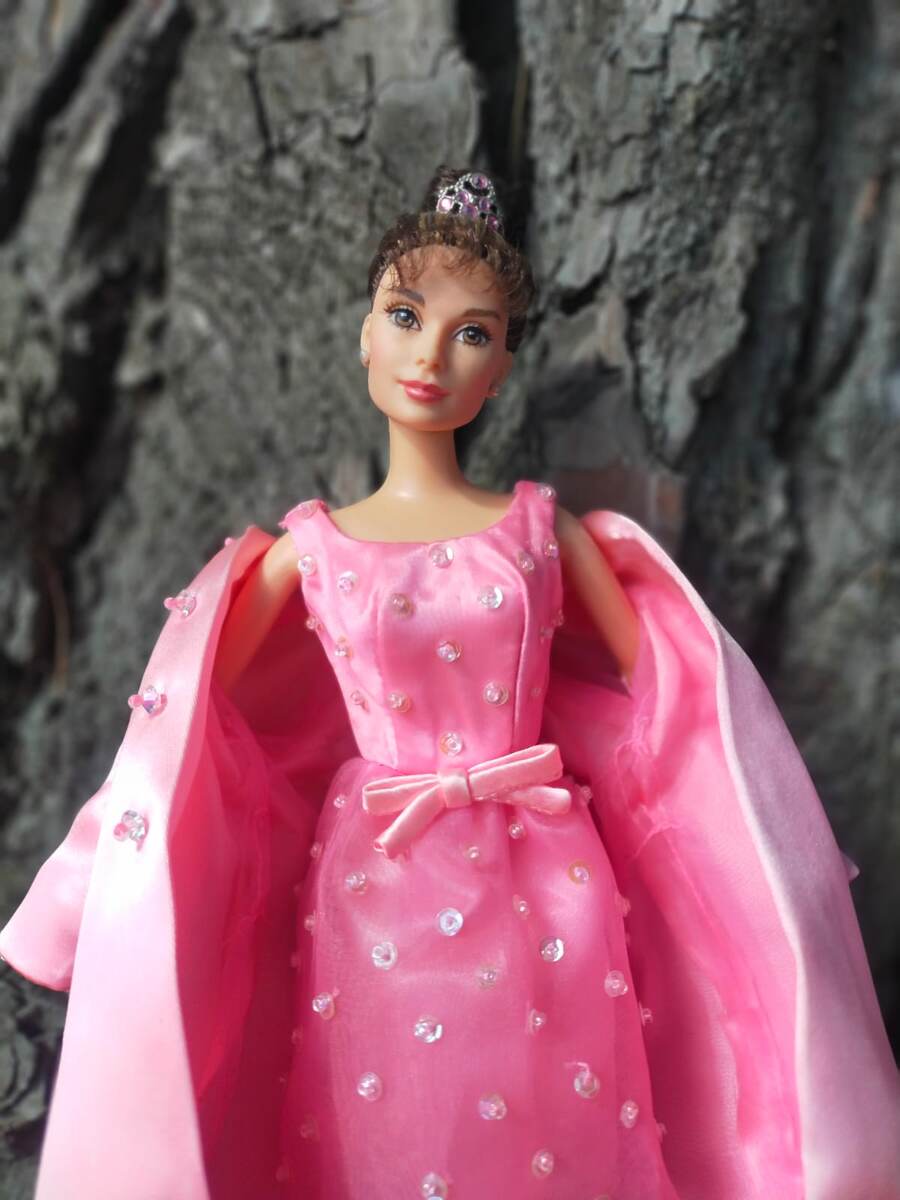 Портретная Барби Одри Хепберн 1998 г, серии  "Завтрак у Тиффани" (в розовом платье). Фото автора 