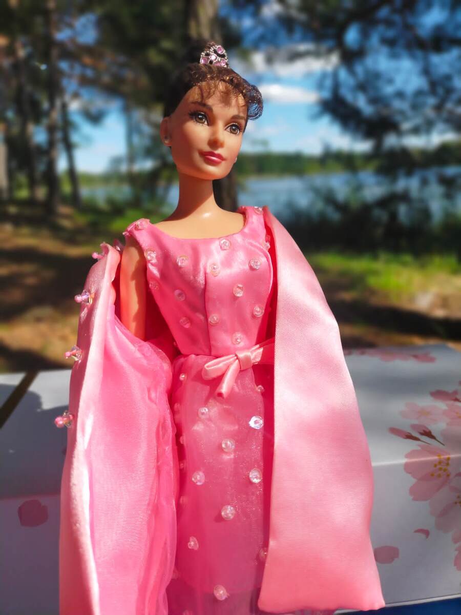 Портретная Барби Одри Хепберн отдыхает в окружении природных красот. Фото автора 