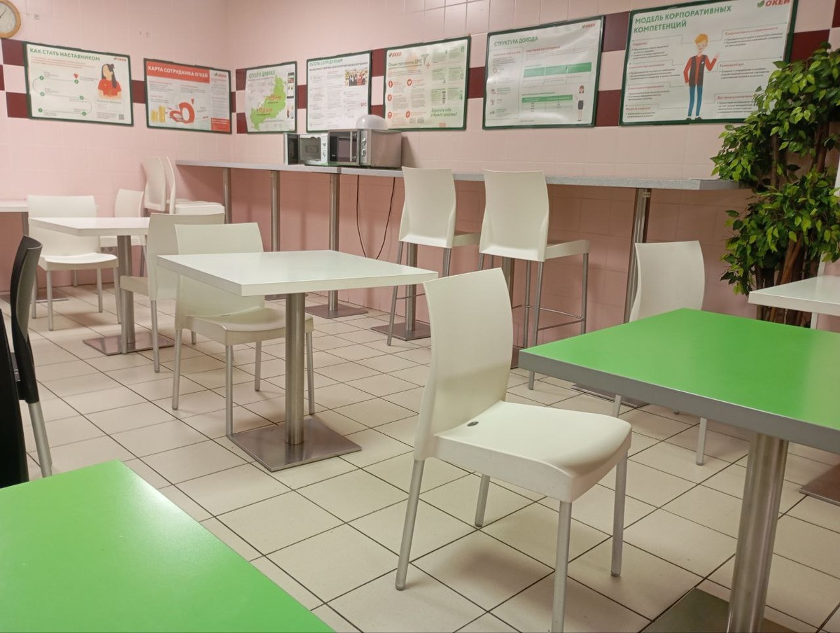 Место для приёма пищи. За моей спиной холодильник, и мини кухня. Так же в одном помещении я видел две стиральные машины. 