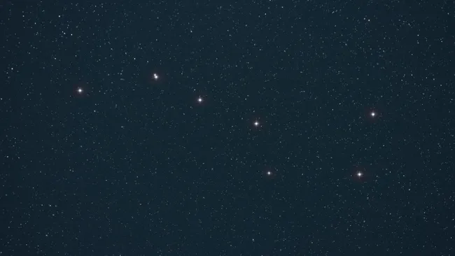 Один из импульсных сигналов был обнаружен в свете звезды HD 89389, которая находится в созвездии Большой Медведицы (на фото). (Автор изображения: Кристоф Лехенаф через Getty Images)