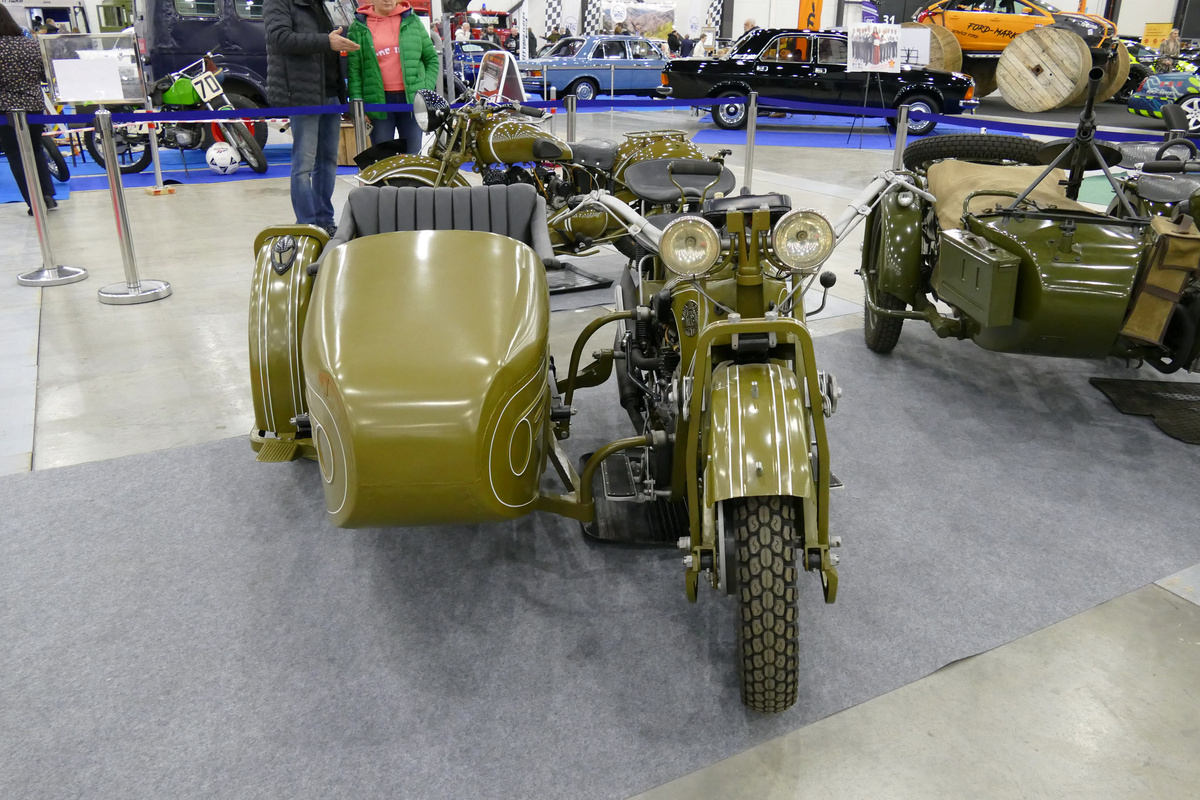Стоял мотоцикл в компании с ТИЗ-АМ-600 и М-72.