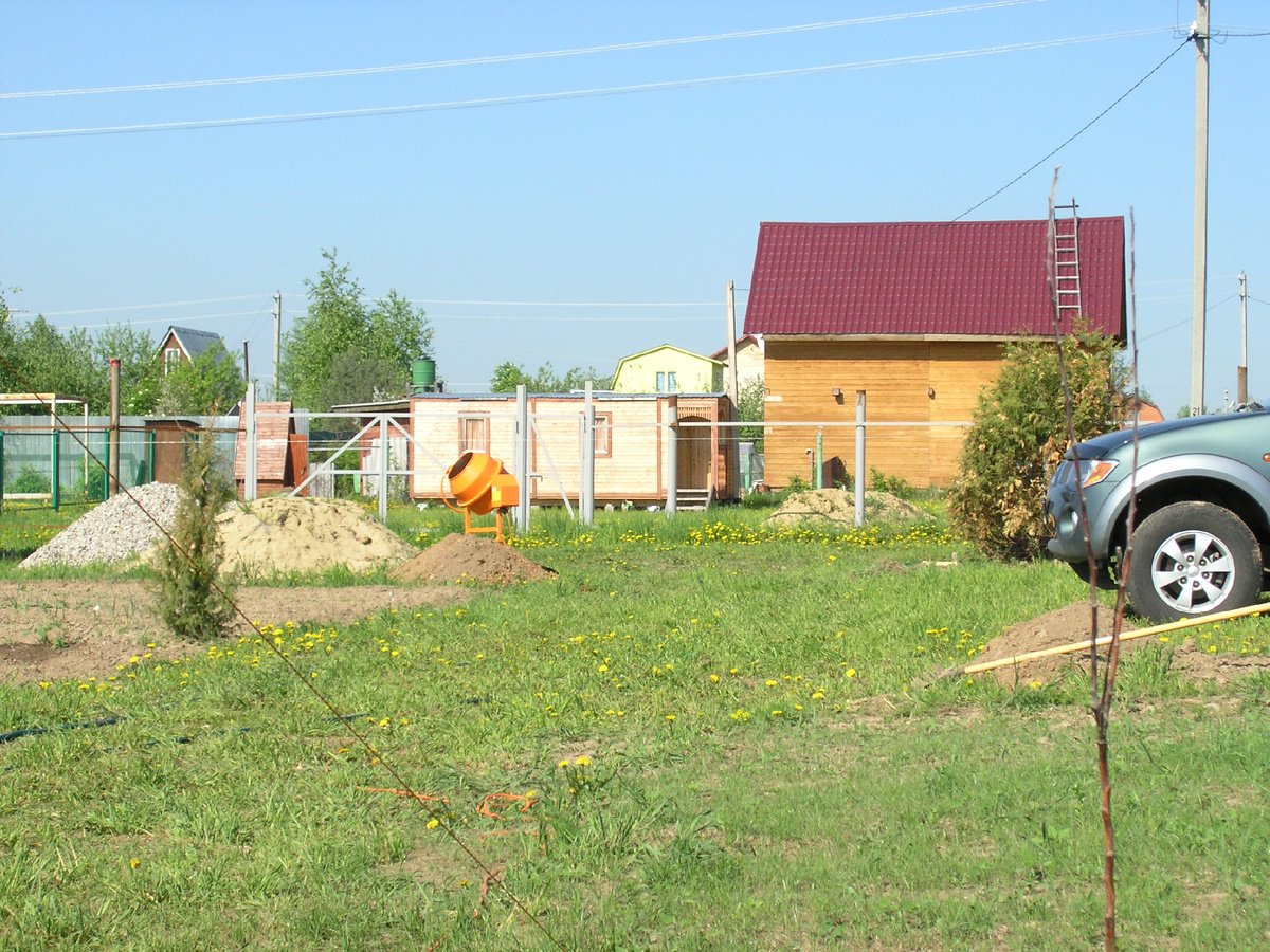 Вид на участок со стороны бытовки. Там будем забор с воротами