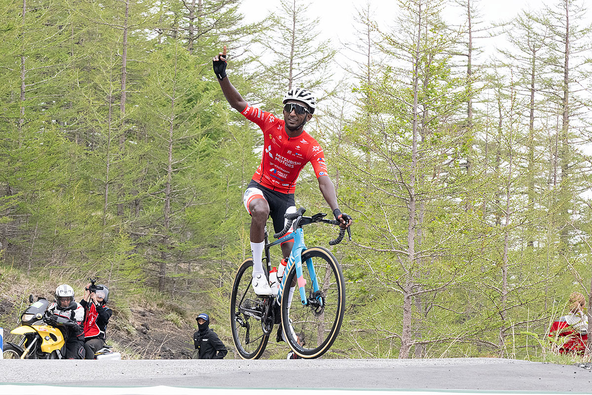 Нахом Зерай побеждает на 5 этапе