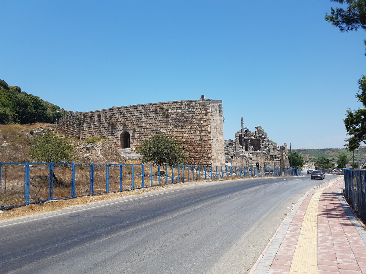 Трасса рядом с античным городом Перге