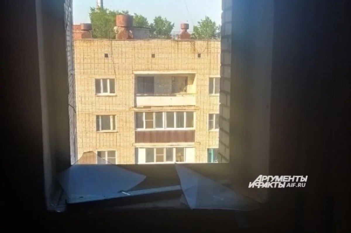    В Ельце в соседней от поврежденного БПЛА дома девятиэтажке выбило окна
