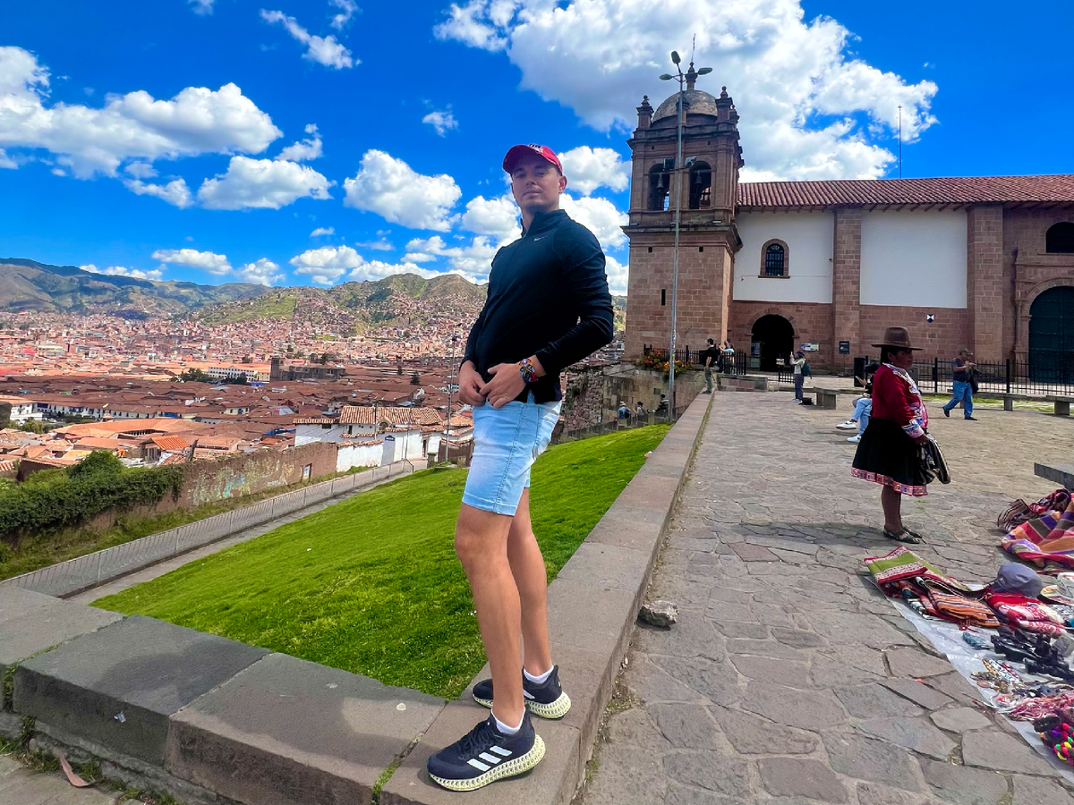 В трёх минутах ходьбы от отеля, происходит торговля