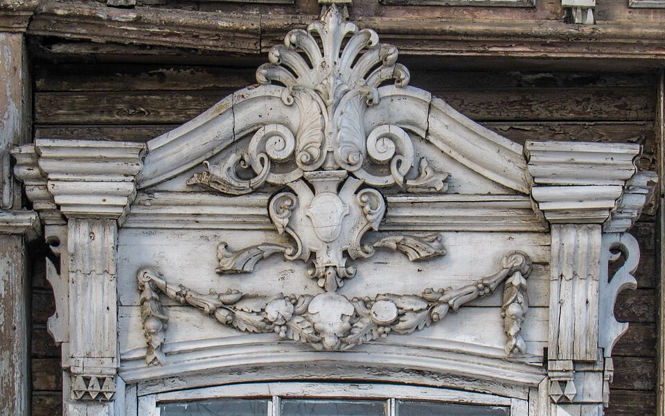 Сандрик (карниз над оконным проемом), фрагмент фасада особняка купца Егорова. Wikimedia Commons / Nikolai Bulykin, CC BY-SA 4.0