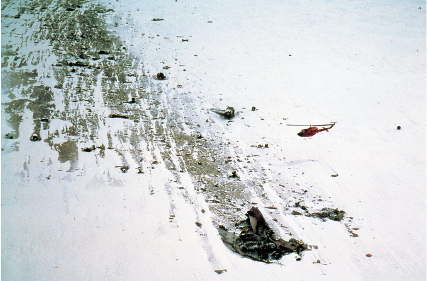 Обломки рейса 901 авиакомпании Air New Zealand лежат на склонах горы Эребус в Антарктиде. (Архив Бюро по расследованию авиационных происшествий)
