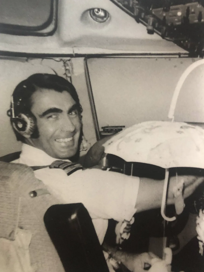 Капитан Джим Коллинз на борту своего любимого самолёта DC-10. (New Zealand Herald)