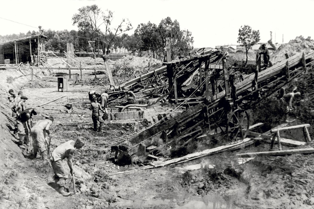 Выход в парк Горьковского радиуса московского метро. Котлован рампы. Разработка ведется с помощью 10-метровых транспортеров типа «Миаг»