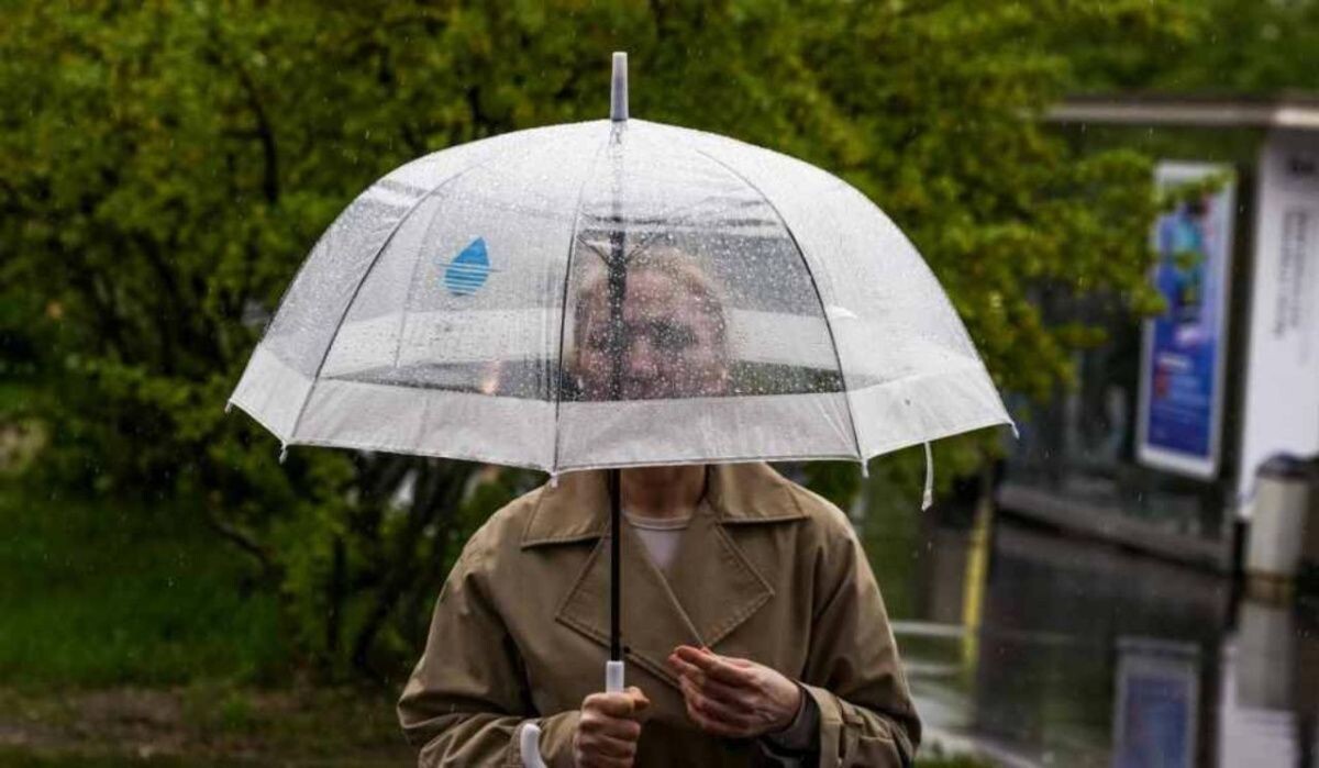     Женщина с зонтом. Источник: 78.ru Автор фото: Дмитрий Коротаев