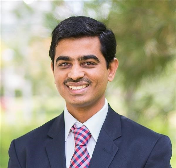 Доктор Шах - профессор медицины, заведующий кафедрой эндокринологии и метаболизма и директор клинических исследований диабета в Центре диабета и метаболических заболеваний Университета Индианы. Его исследования направлены на улучшение контроля гликемии и снижение осложнений, при этом особый интерес он проявляет к профилактике переломов у людей с сахарным диабетом 1 типа.