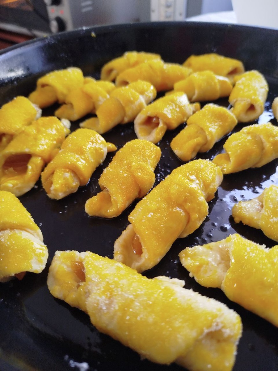 Рогалики – небольшие изделия из теста, изготовленные в характерной форме полумесяца. Существует теория, что название этой выпечки связано со внешней схожестью с очертаниями рогов некоторых парнокопытных. Однако, есть и другая версия – многие народы мира считают рогалики собственной кулинарной традицией, чему находят подтверждение в других культурных элементах страны. Например, турки подтверждают свое право на рогалики полумесяцем, который изображен на флаге их государства.