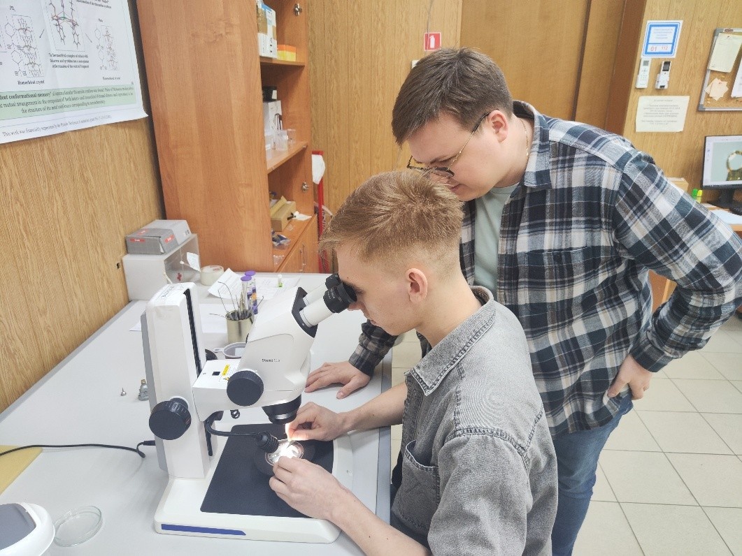 Авторы работы проводят предварительный осмотр кристаллов под микроскопом перед сбором экспериментальных данных. Источник: Сергей Карташов