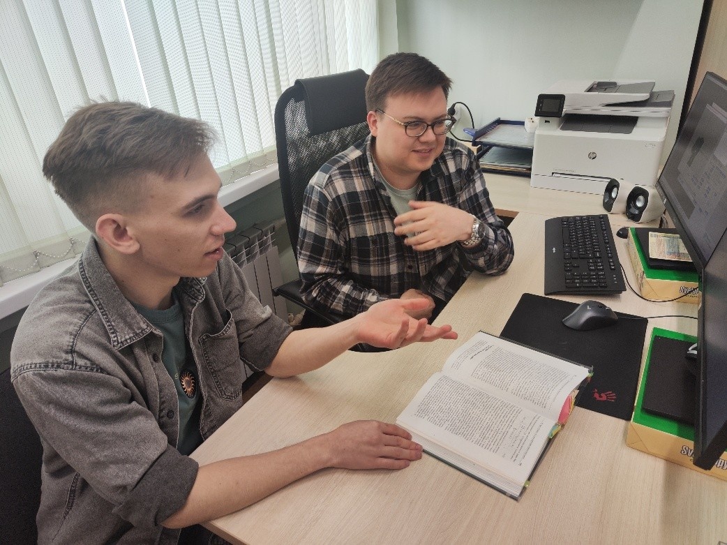 Участники исследования обсуждают полученные результаты. Источник: Сергей Карташов